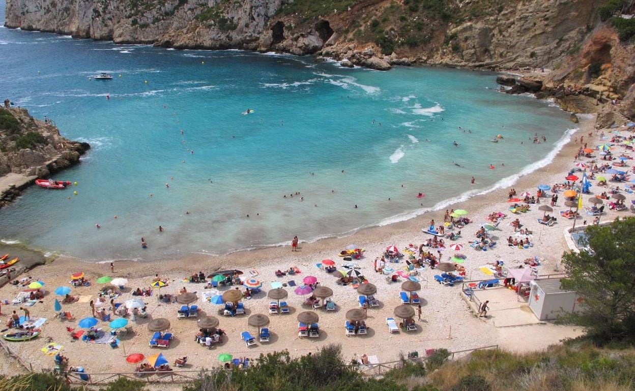 La cala de la Granadella de Xàbia, con el aforo completo desde primera hora del domingo. 