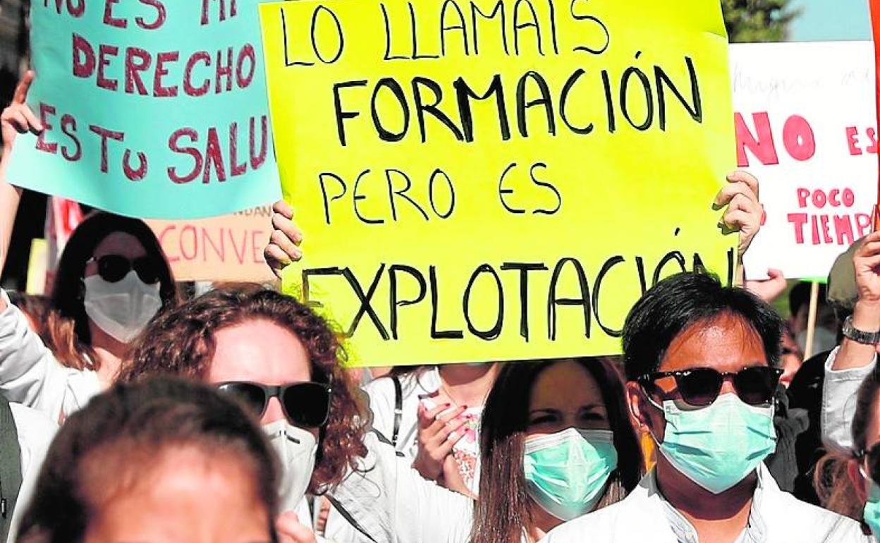 Profesionales MIR en la protesta de ayer en Madrid.