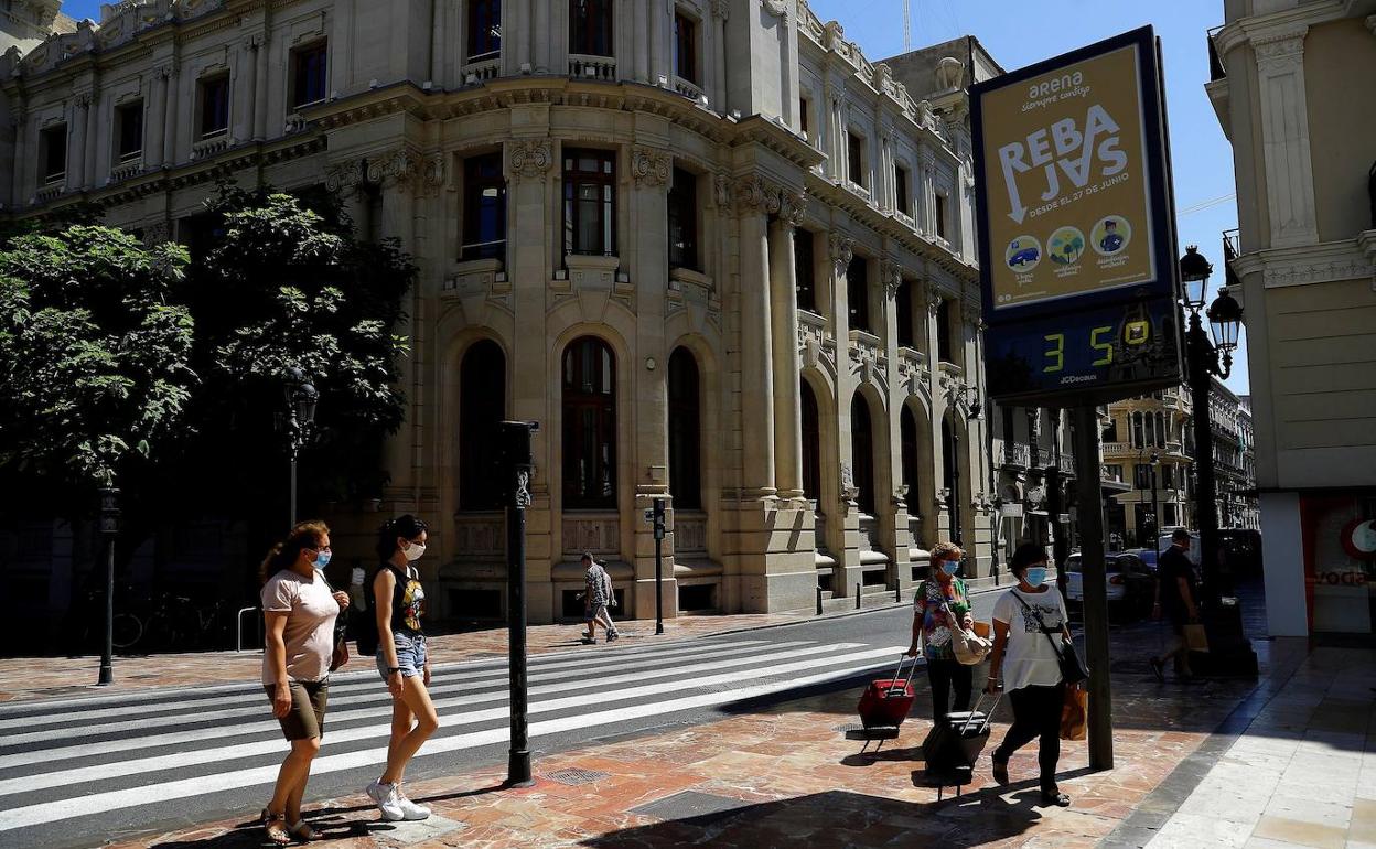 Varias mujeres pasean por el centro de Valencia