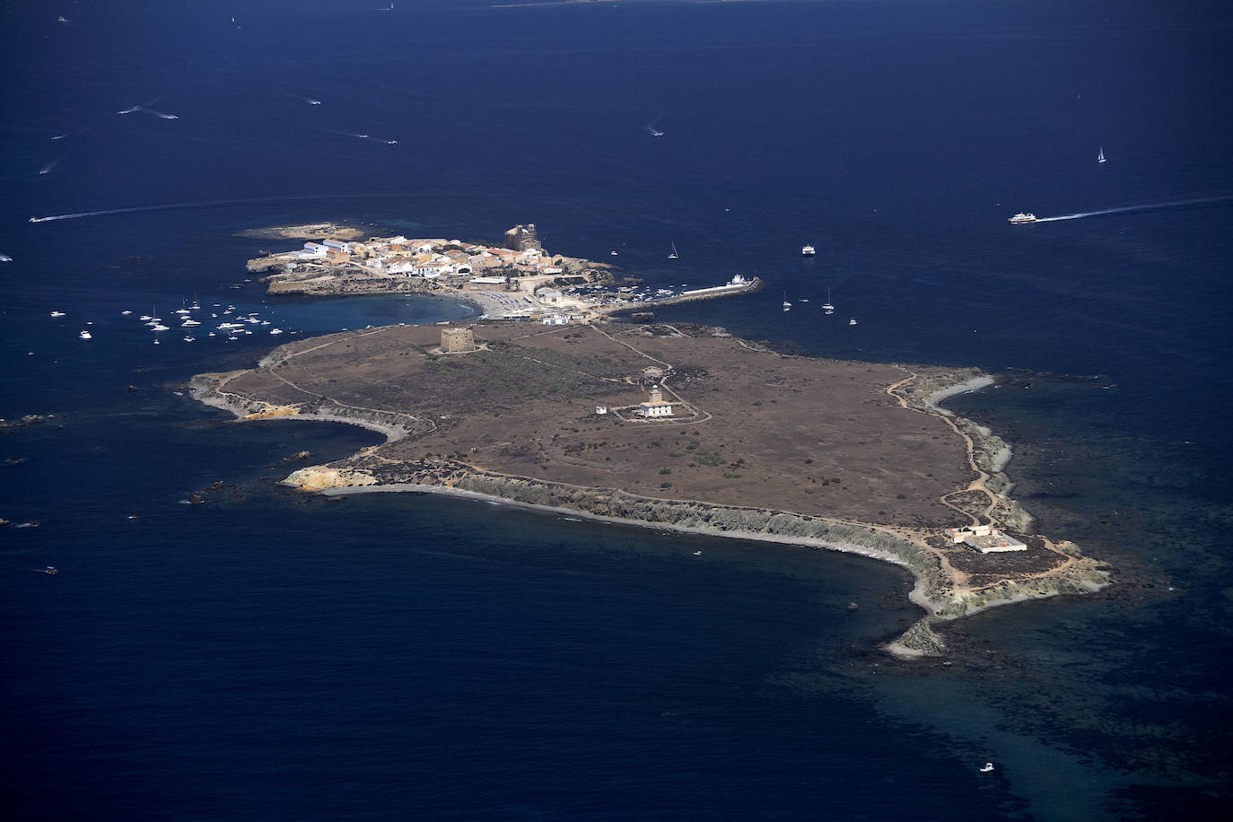 Tabarca es la única isla habitada de la Comunitat Valenciana, se encuentra frente a la ciudad de Alicante, a once millas náuticas, y cerca del cabo de Santa Pola. Este pequeño archipiélago, compuesto, además de Tabarca, por los islotes La Cantera, La Galera y la Nao, posee una longitud aproximada de 1.800 metros y una anchura máxima de unos 400 metros.