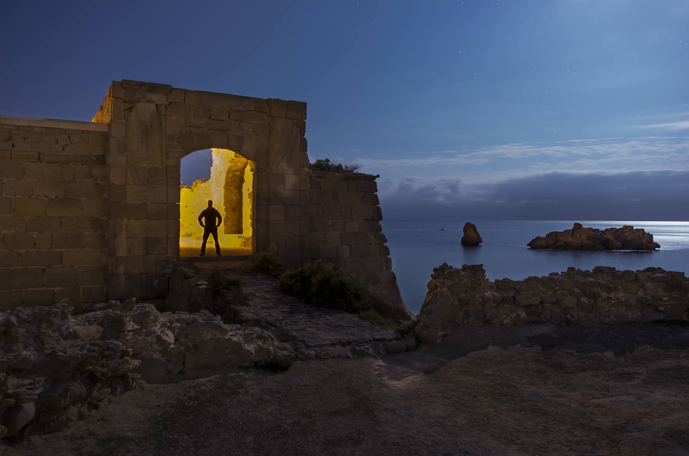 Cuando cae la noche, Tabarca relaga uno de los mejores atardeceres de la costa en la Comunitat.