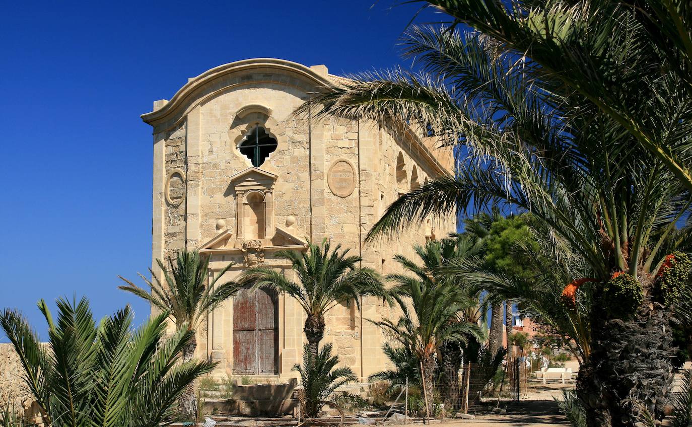 Después de callejear, se puede llegar a la Iglesia de San Pedro y San Pablo: de estilo neoclásico pero con elementos de inspiración barroca. Fue construida en 1770.