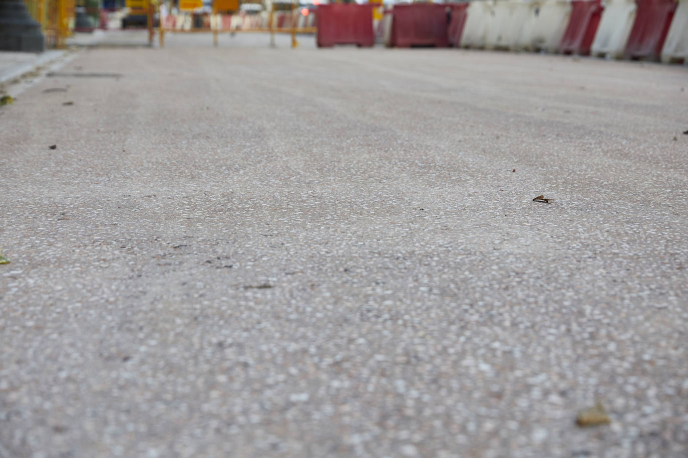 El nuevo asfalto rojizo de la plaza del Ayuntamiento ya está terminado en el tramo frente al teatro Rialto, cerca de la esquina con la calle Barcelonina, por lo que es la imagen más fidedigna de cómo quedará la plaza cuando terminen las obras, que se espera que finalicen en días. 