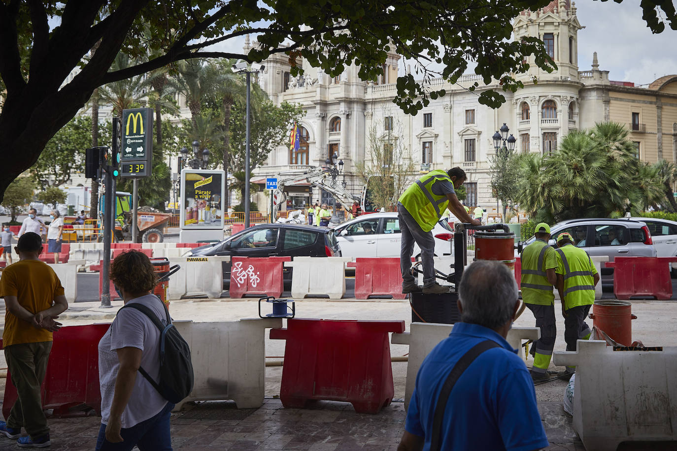 El nuevo asfalto rojizo de la plaza del Ayuntamiento ya está terminado en el tramo frente al teatro Rialto, cerca de la esquina con la calle Barcelonina, por lo que es la imagen más fidedigna de cómo quedará la plaza cuando terminen las obras, que se espera que finalicen en días. 