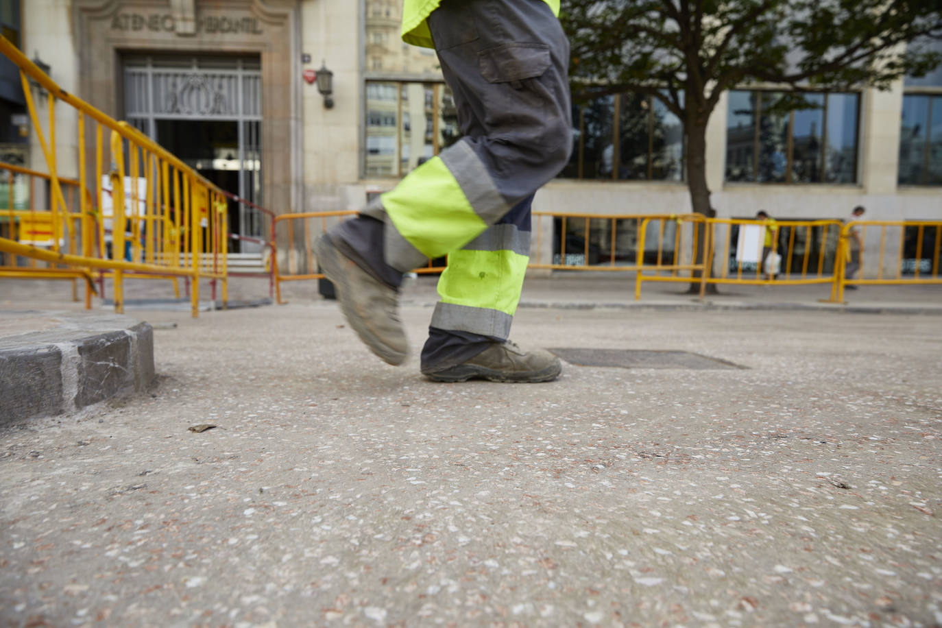 El nuevo asfalto rojizo de la plaza del Ayuntamiento ya está terminado en el tramo frente al teatro Rialto, cerca de la esquina con la calle Barcelonina, por lo que es la imagen más fidedigna de cómo quedará la plaza cuando terminen las obras, que se espera que finalicen en días. 