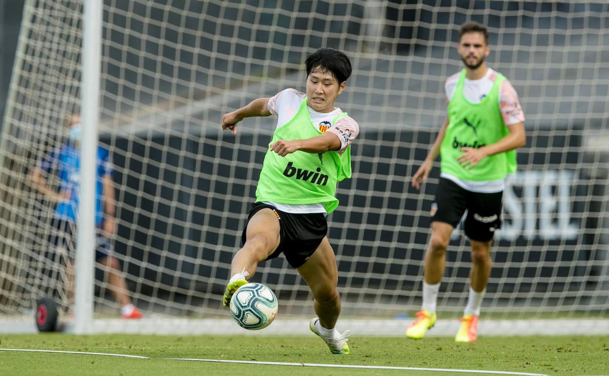 Kang In Lee, durante el entrenamiento del Valencia