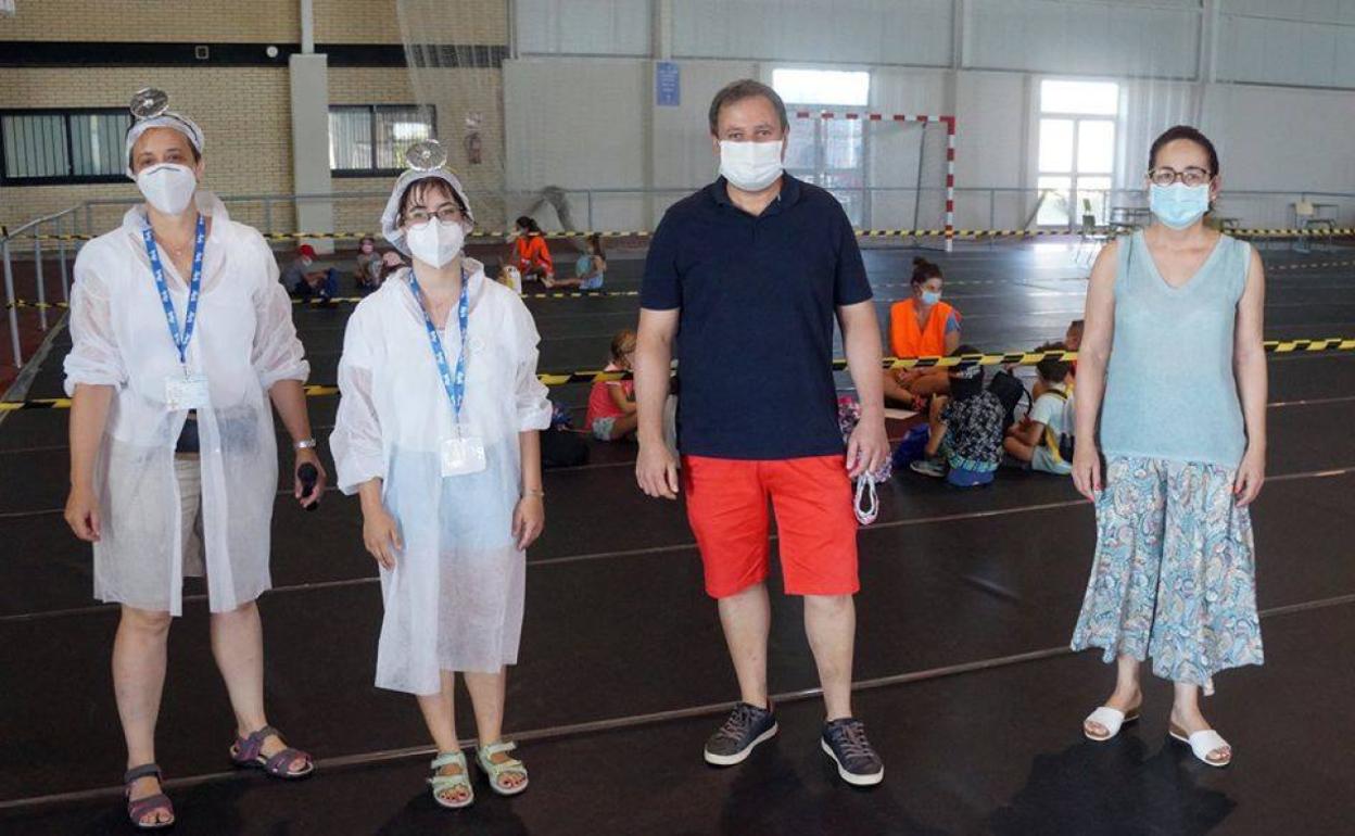 El alcalde, Nicolau Claramunt, visita la escuela de verano. 