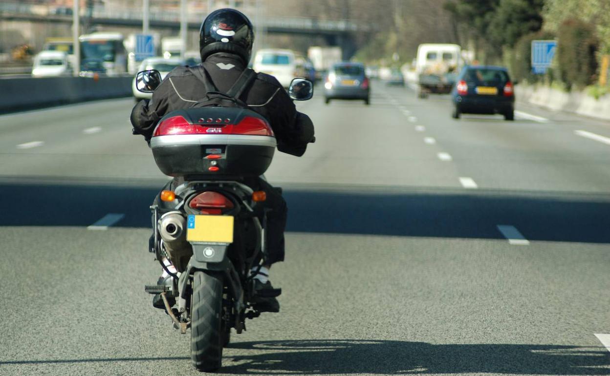 Motorista cirucla por una carretera. 