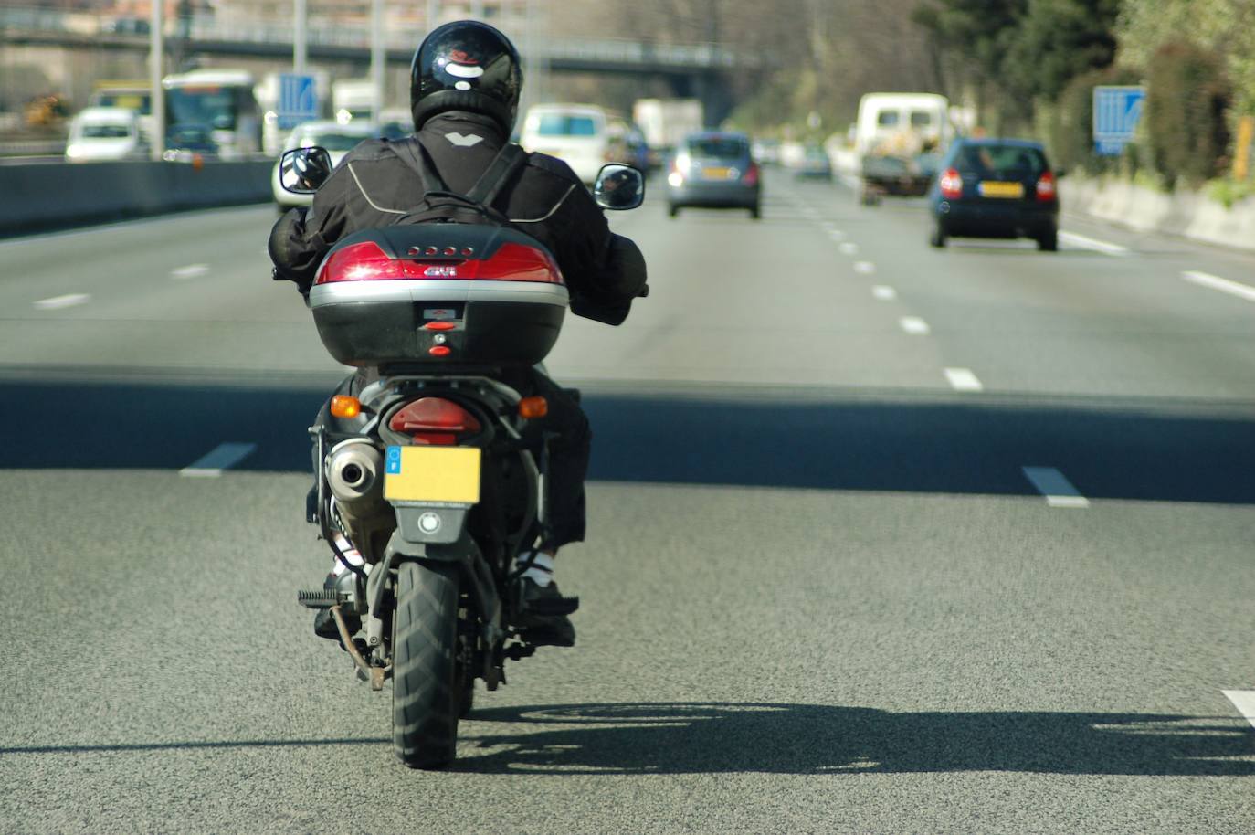 Choque entre una furgoneta y una moto en Burriana 