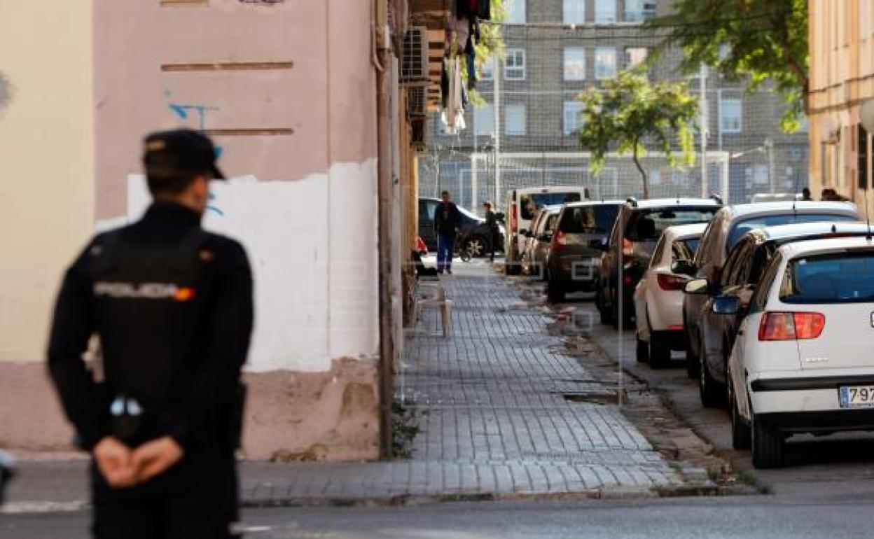 Un policía nacional en una calle de las Casitas Rosa. 