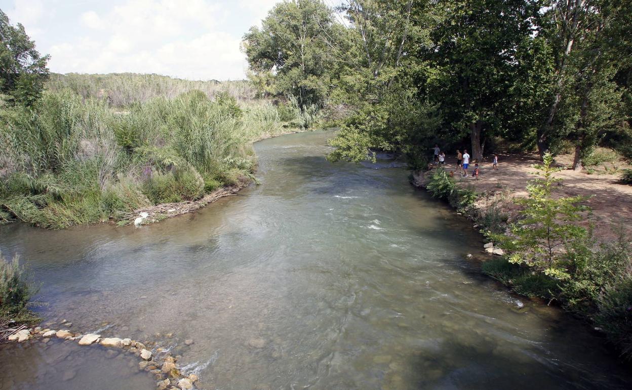 En la imagen, un tra.mo del rio Turia no apto para el baño por su peligrosidad