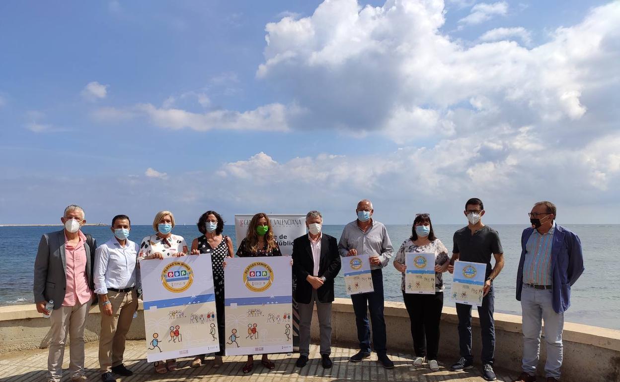 Isaura Navarro junto a los ediles de Dénia y los responsables del Departamento de Salud de la Marina.