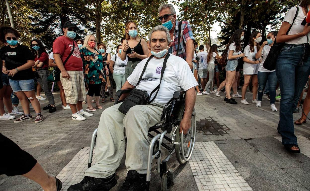 El padre y la hermana de la víctima se manifiestan junto a vecinos de Chella en la Ciudad de la Justicia. 