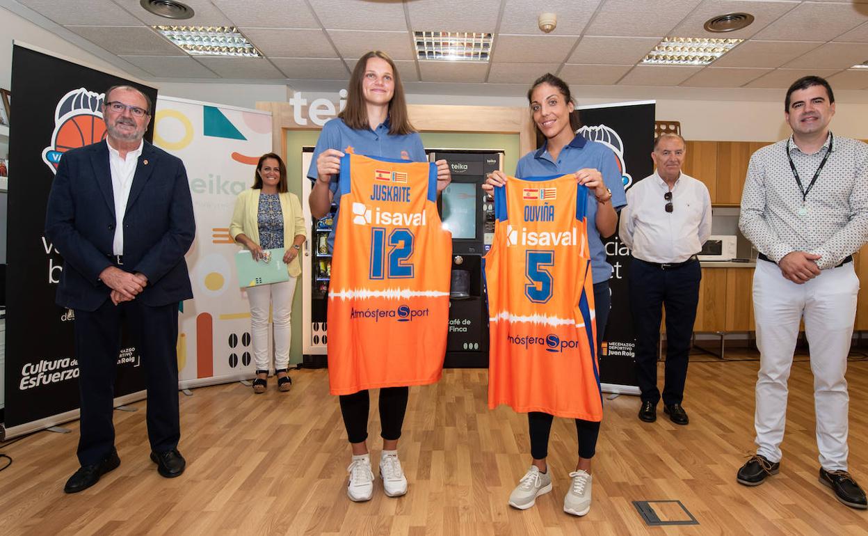 Juskaite y Ouviña posan con la camiseta del Valencia Basket tras su presentación. 