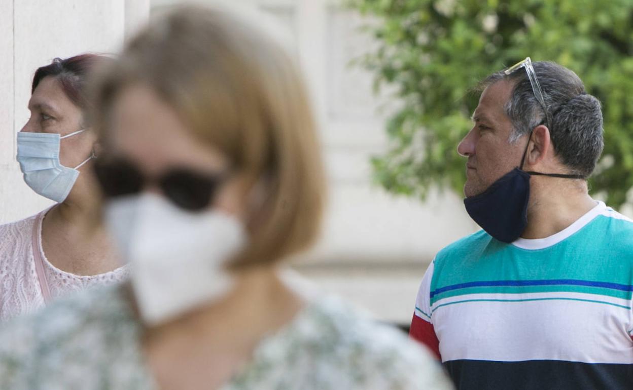 Gente con y sin mascarillas por la ciudad de Valencia. 