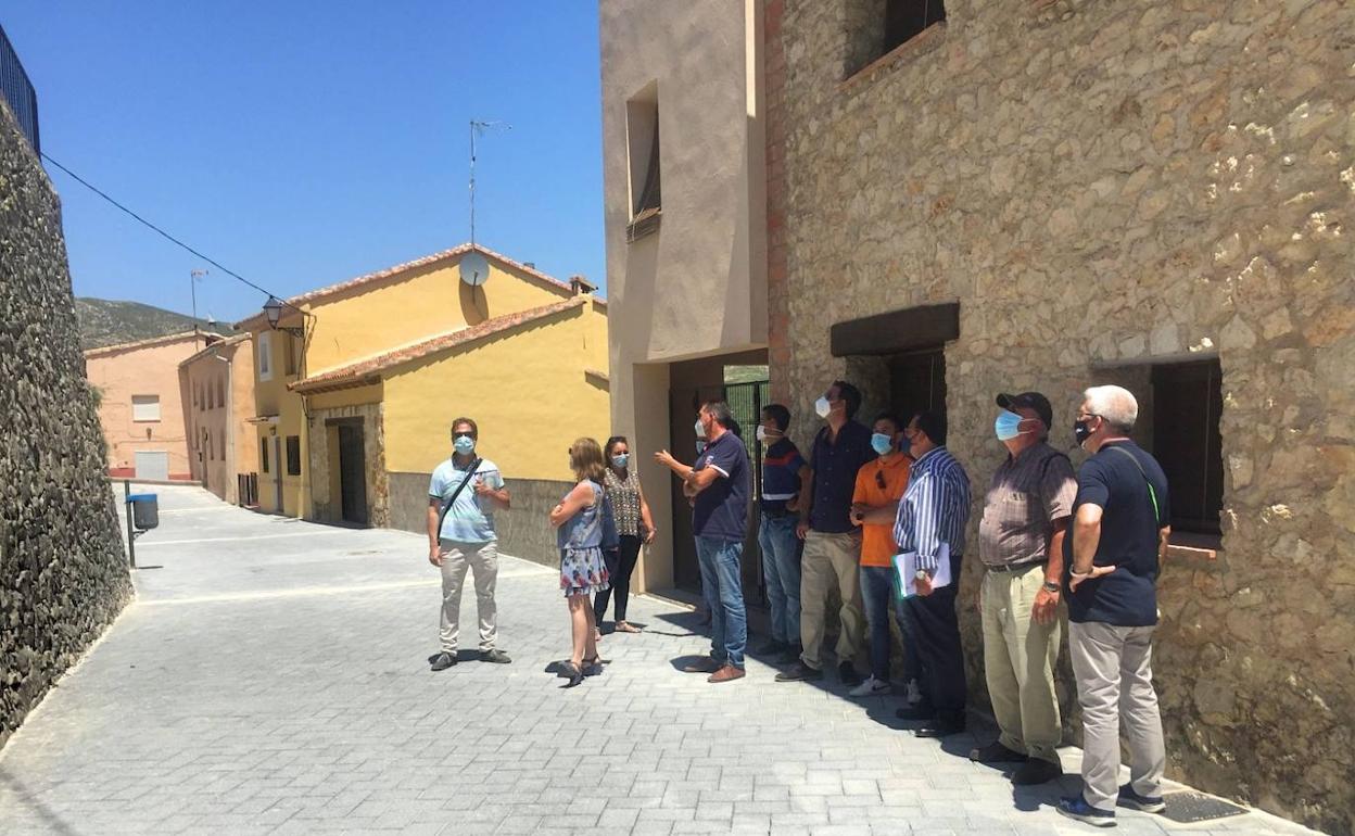 Los ediles de la Vall d'Alcalà junto a los técnicos de la Diputación de Alicante en el vial con el nuevo pavimento.