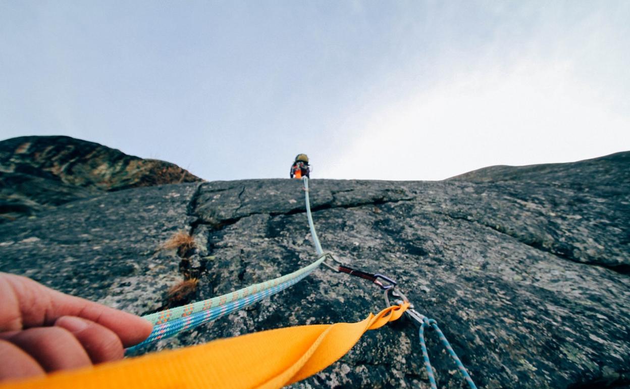 Adrenalina en la vía ferrata de la Roca del Molí