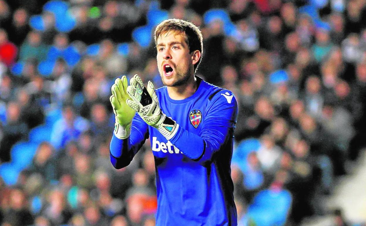 Aitor aplaude en un partido disputado por el Levante en Anoeta.