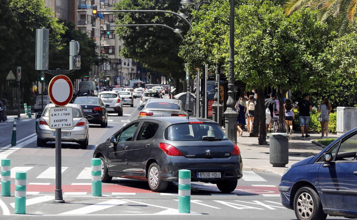 Coches en la calle Colón de Valencia. 