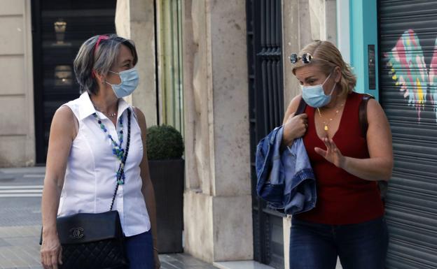 Dos mujeres con mascarillas en Valencia. 