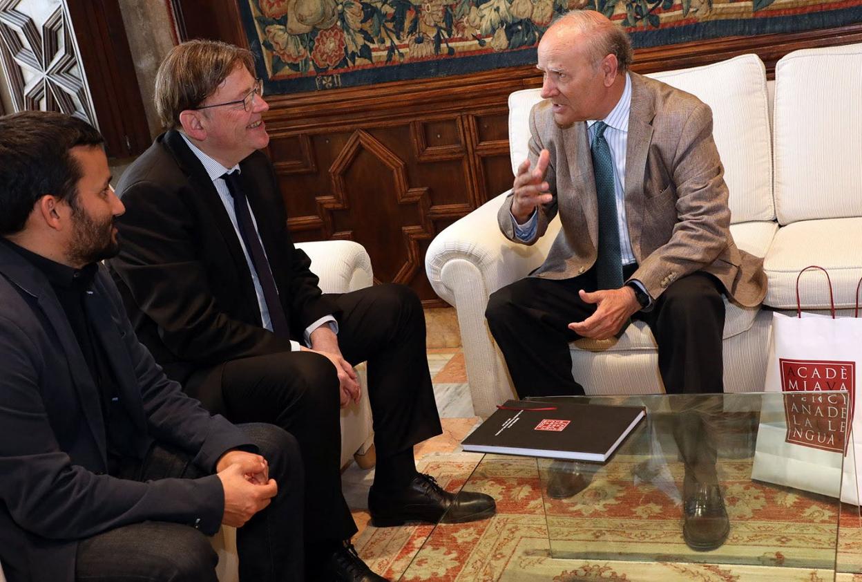 El conseller Marzà, el presidente Puig y el presidente de la AVL, Ramon Ferrer. LP