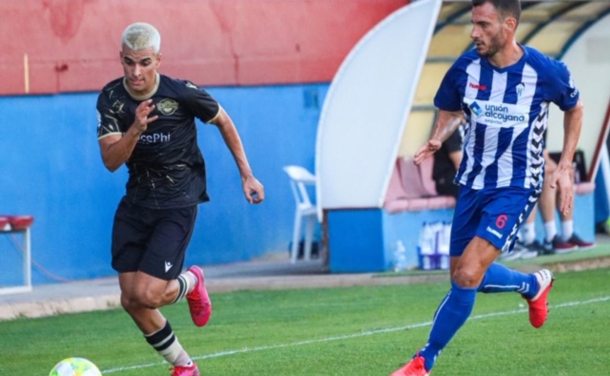 El centrocampista del Alcoyano Jony Ñíguez persigue al jugador del Intercity Andy Escudero. 