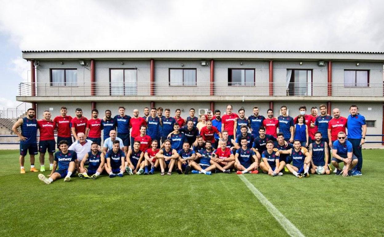 La plantilla posó tras el último entrenamiento de la temporada.