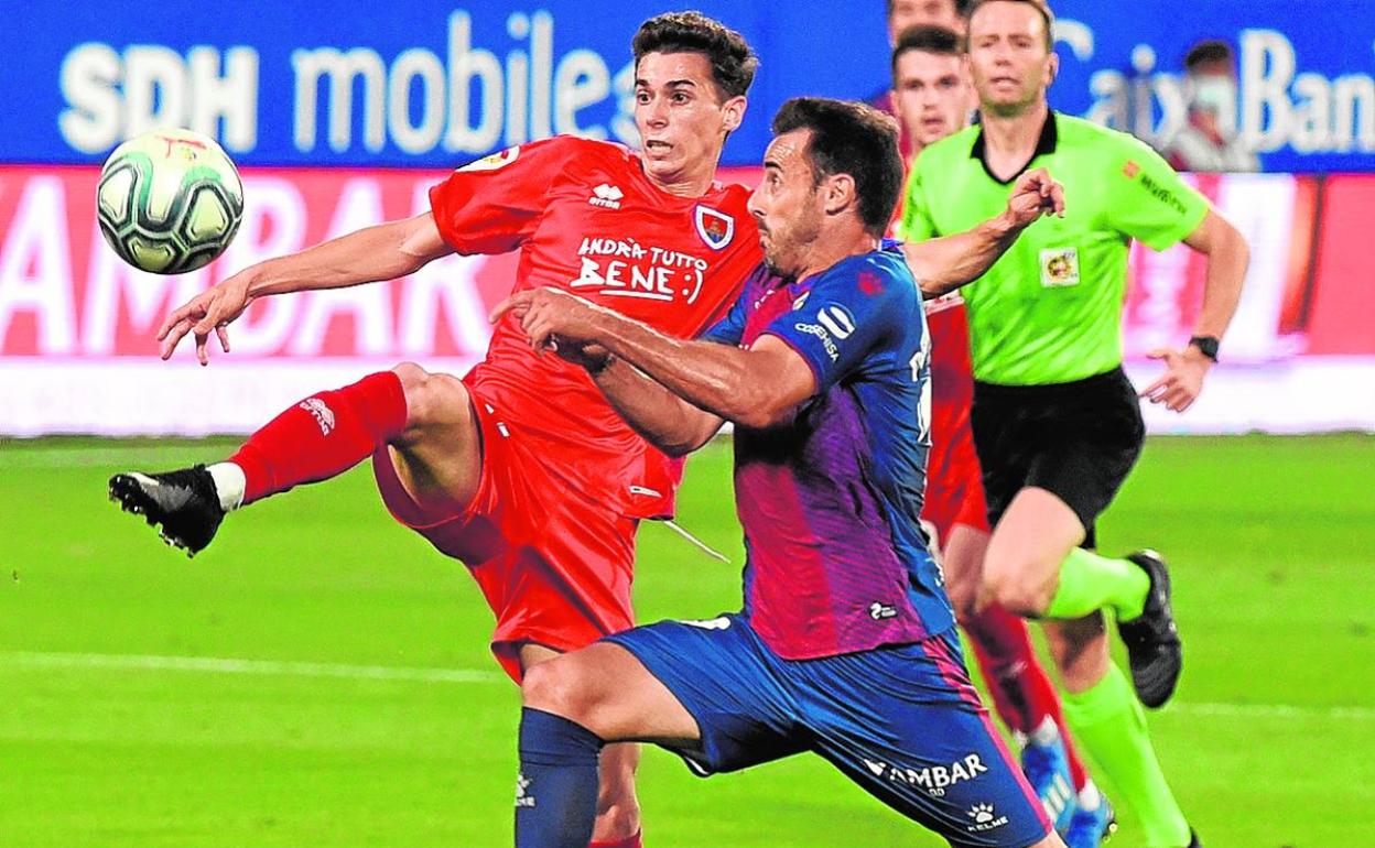 Pedro López pelea por un balón con Nacho durante el partido del pasado viernes.