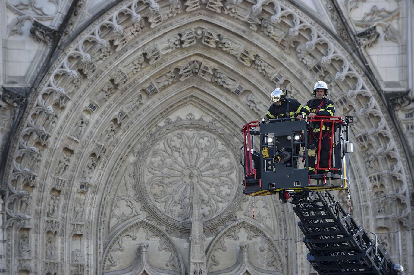 Un año después de que Notre Dame de París fuera parcialmente destrozada por las llamas, un incendio, que parece intencionado, ha causado mportantes daños en la catedral gótica del siglo XVI de Nantes, al oeste de Francia. Se ha abierto una investigación ya que se han observado «tres puntos de fuego distintos». Los daños se concentran en el gran órgano, que parece totalmente destruido, según los bomberos. 