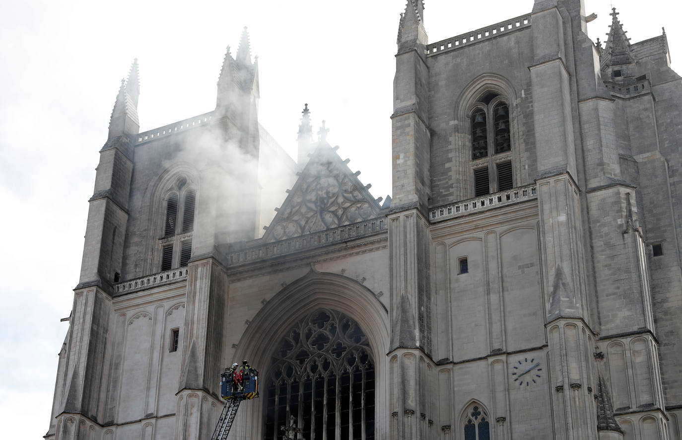 Un año después de que Notre Dame de París fuera parcialmente destrozada por las llamas, un incendio, que parece intencionado, ha causado mportantes daños en la catedral gótica del siglo XVI de Nantes, al oeste de Francia. Se ha abierto una investigación ya que se han observado «tres puntos de fuego distintos». Los daños se concentran en el gran órgano, que parece totalmente destruido, según los bomberos. 