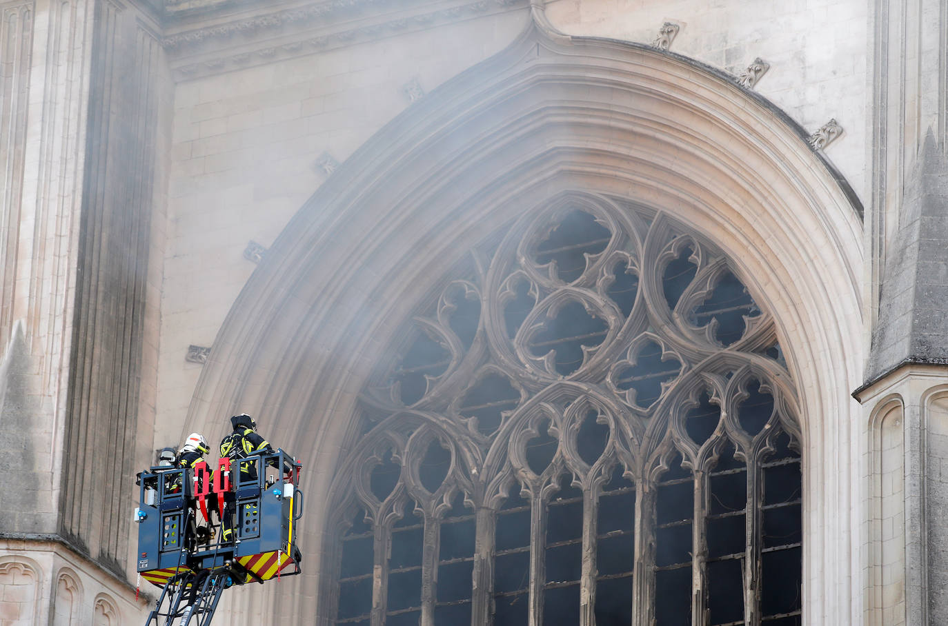 Un año después de que Notre Dame de París fuera parcialmente destrozada por las llamas, un incendio, que parece intencionado, ha causado mportantes daños en la catedral gótica del siglo XVI de Nantes, al oeste de Francia. Se ha abierto una investigación ya que se han observado «tres puntos de fuego distintos». Los daños se concentran en el gran órgano, que parece totalmente destruido, según los bomberos. 