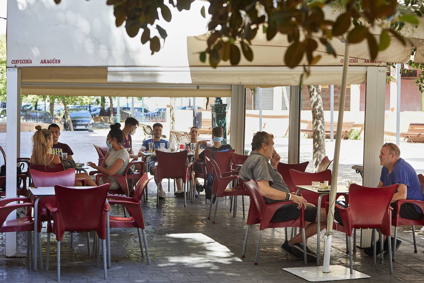 Ciudadanos Toman algo en una terraza en Nuevo Centrol, Valencia. 