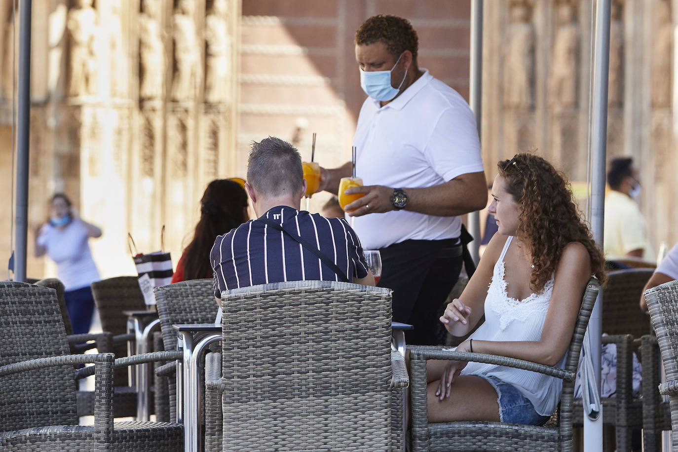 Ciudadanos Toman algo en una terraza en Nuevo Centrol, Valencia. 