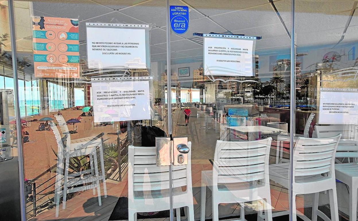 Un restaurante de Gandia en el que uno de sus clientes dio positivo en coronavirus estaba ayer cerrado.