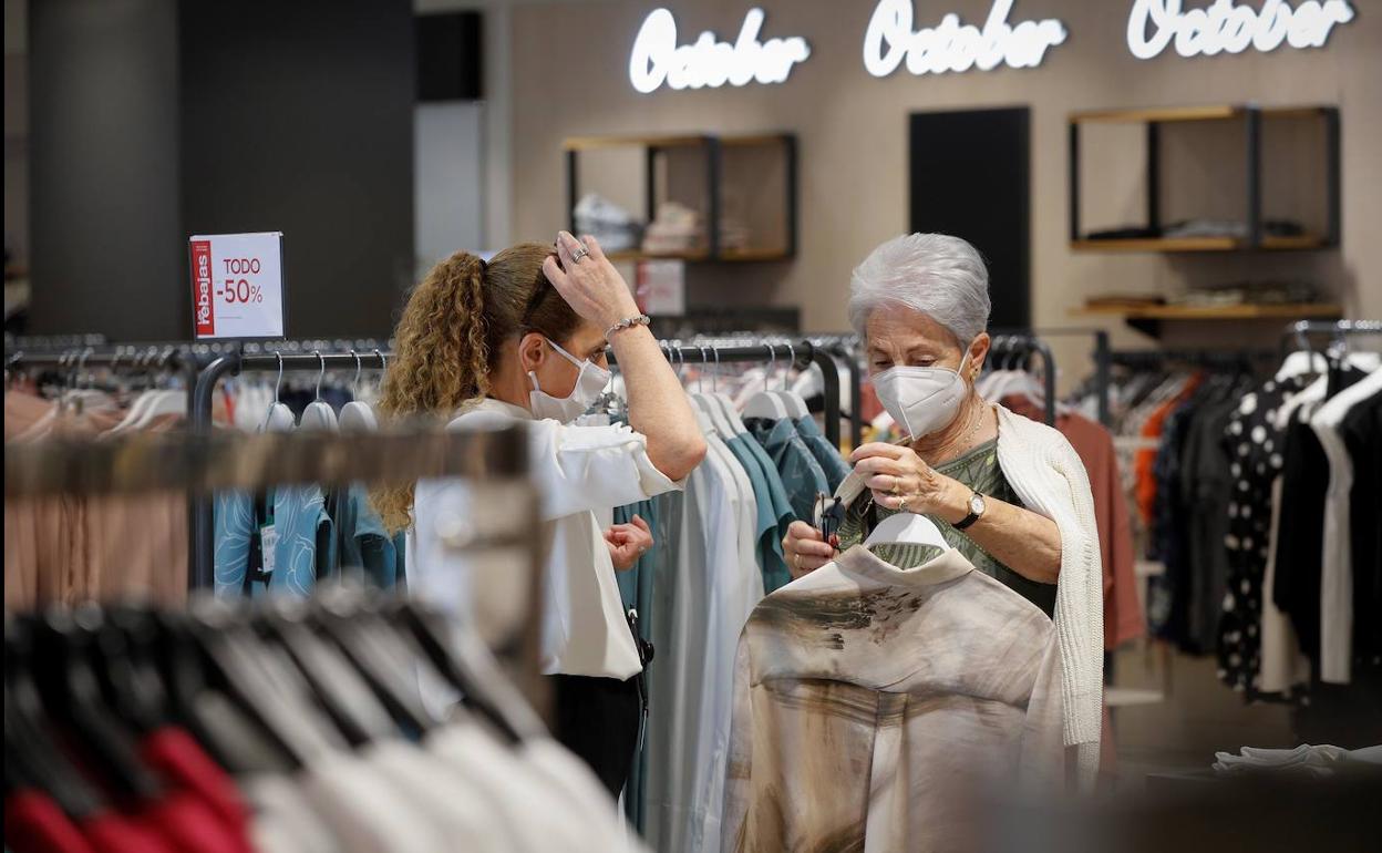 Una mujer de compras en una tienda de Pamplona.