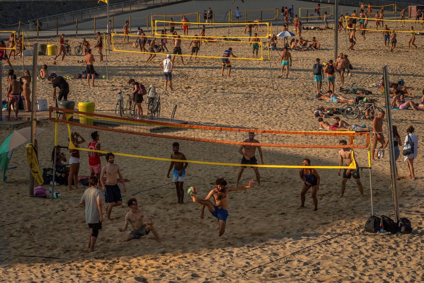 La directora de Protección Civil de Cataluña, Isabel Ferrer, ha pedido autorresponsabilidad a los ciudadanos para frenar la pandemia porque, ha asegurado, «hay imágenes que asustan», en relación a la gran afluencia de gente en las playas sin mascarillas y sin guardar la distancia de seguridad. 