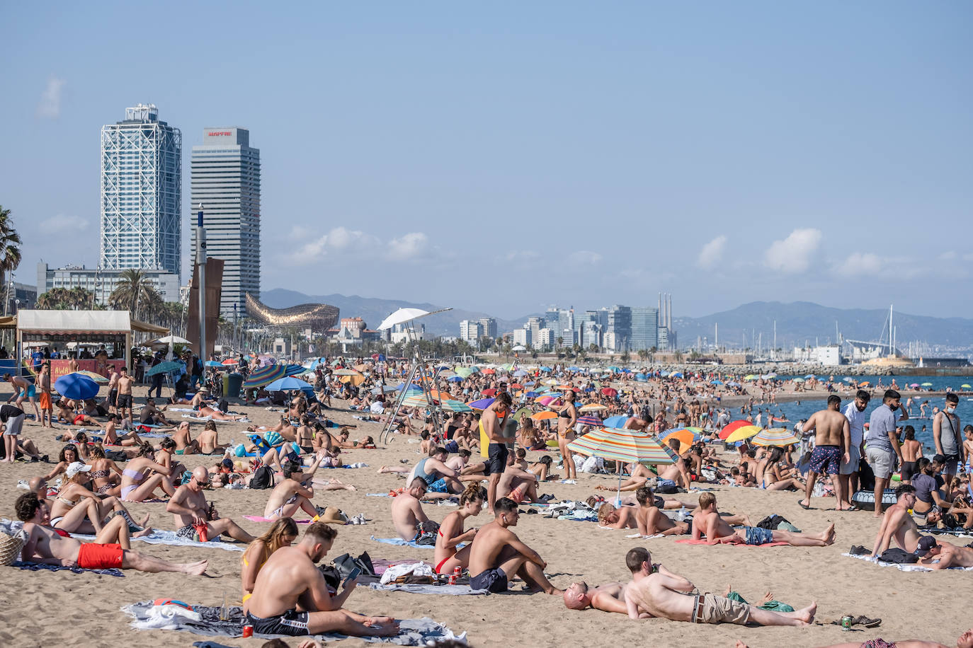 La directora de Protección Civil de Cataluña, Isabel Ferrer, ha pedido autorresponsabilidad a los ciudadanos para frenar la pandemia porque, ha asegurado, «hay imágenes que asustan», en relación a la gran afluencia de gente en las playas sin mascarillas y sin guardar la distancia de seguridad. 