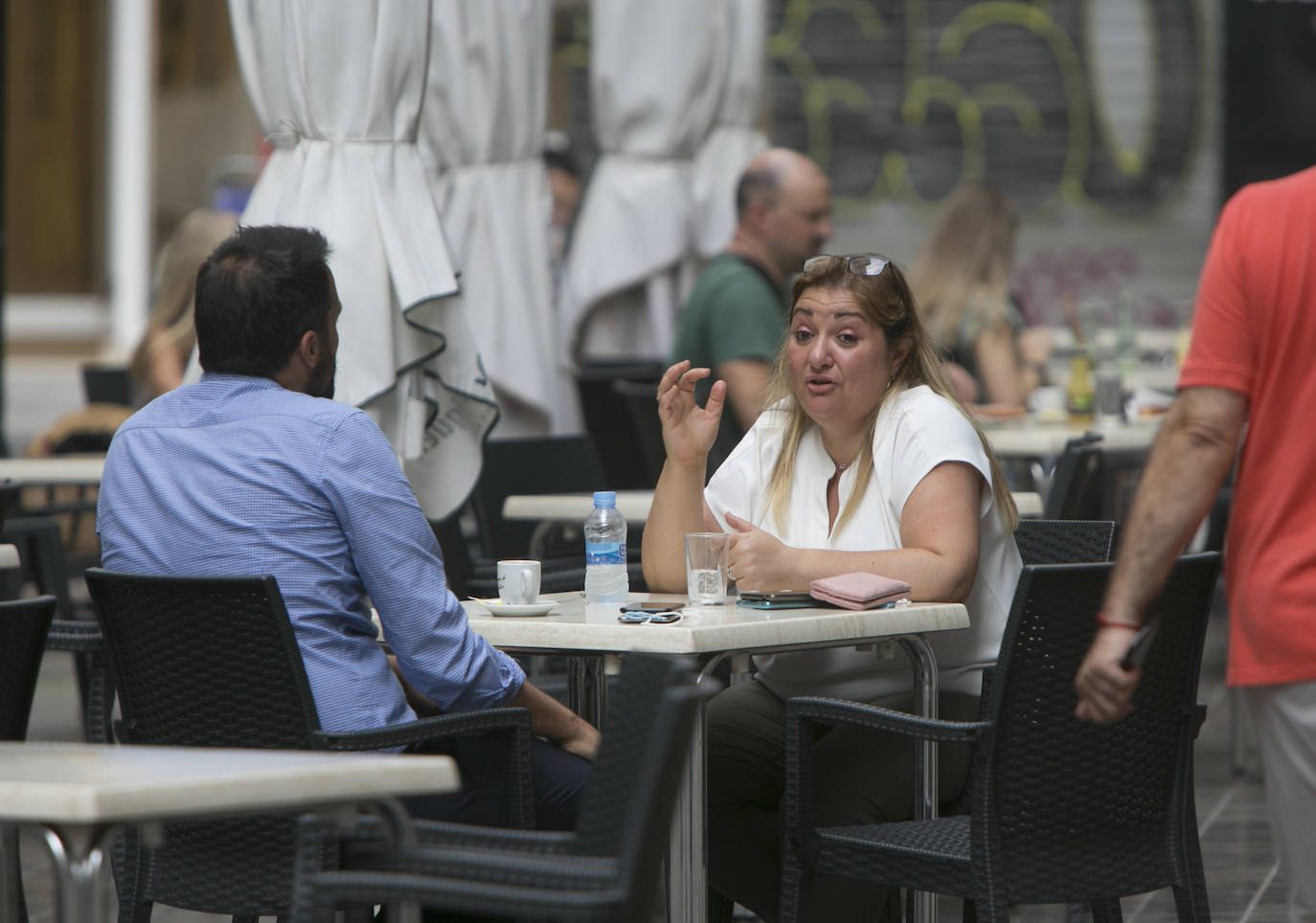 Algunas personas optan por ponerse la mascarilla entre sorbo y sorbo pese a que estén exentos de la obligación durante el consumo.