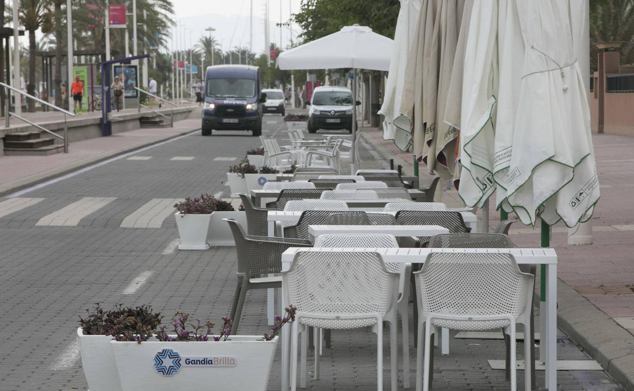 Una terraza vacía ayer en la playa de Gandia. 