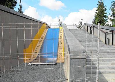 Imagen secundaria 1 - Puerta principal. Puerta de entrada, cerrada la pasada semana, mientras era reparada por los técnicos. | Clausurado. Tobogán acceso a uno de los parques infantiles, precintado con vallas metálicas, la semana pasada. 