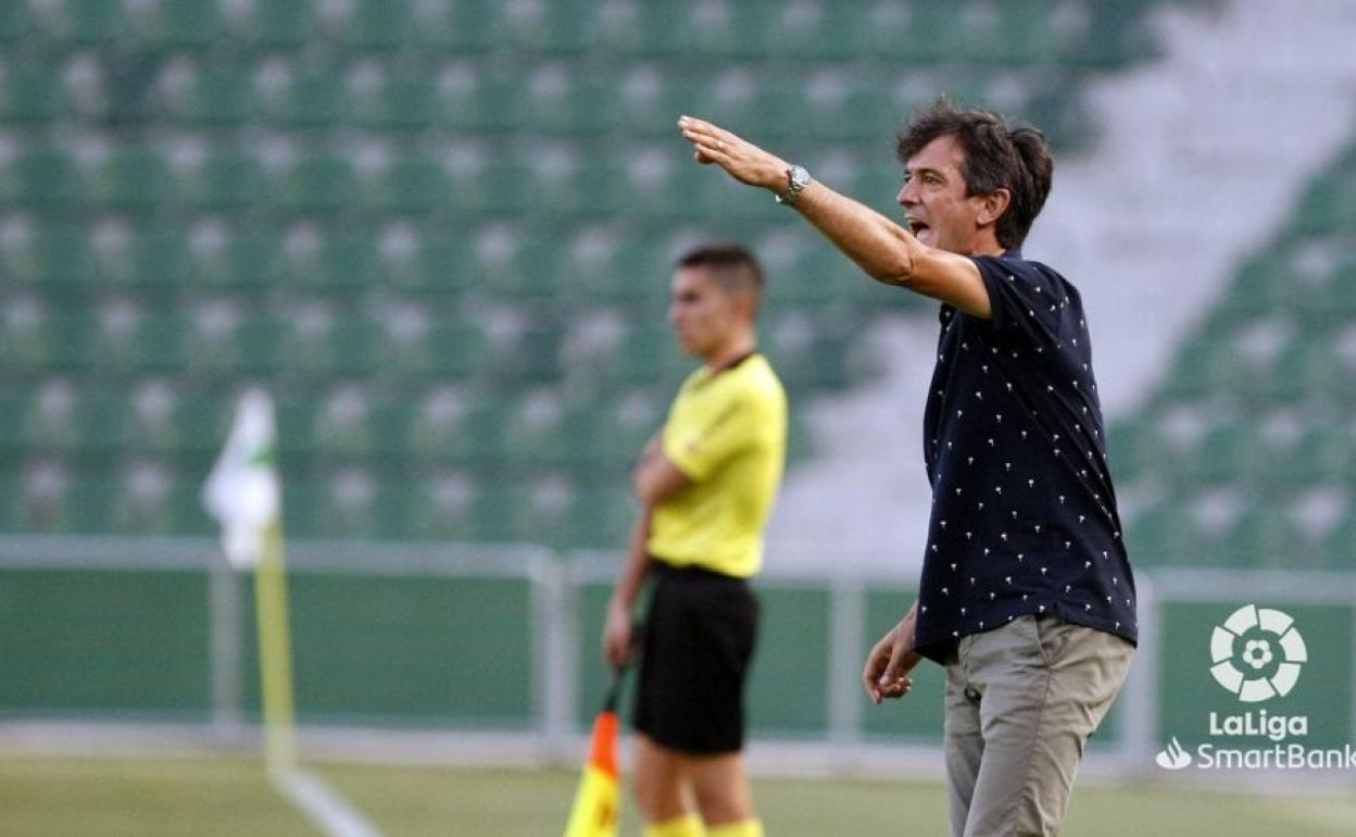 Pacheta, técnico del Elche, da instrucciones desde la banda en el último partido ante el Oviedo. 