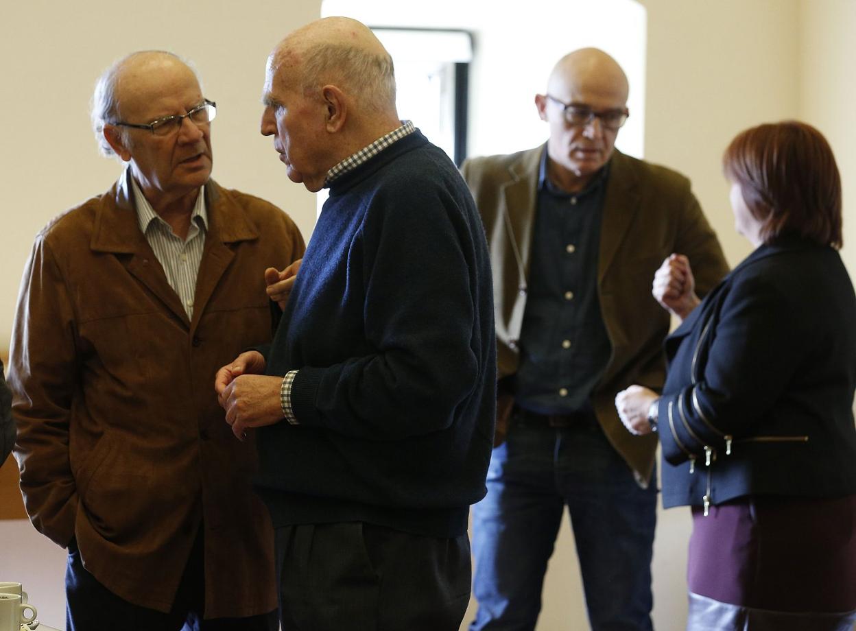 A la izquierda, el presidente de la Acadèmia Valenciana de la Llengua (AVL), Ramón Ferrer. jesús signes