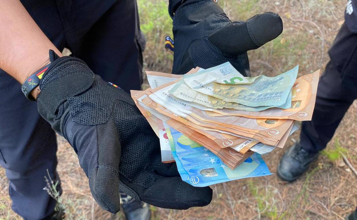 El dinero que se encontraron los vigilantes en la parcela contigua al chalé asaltado. 