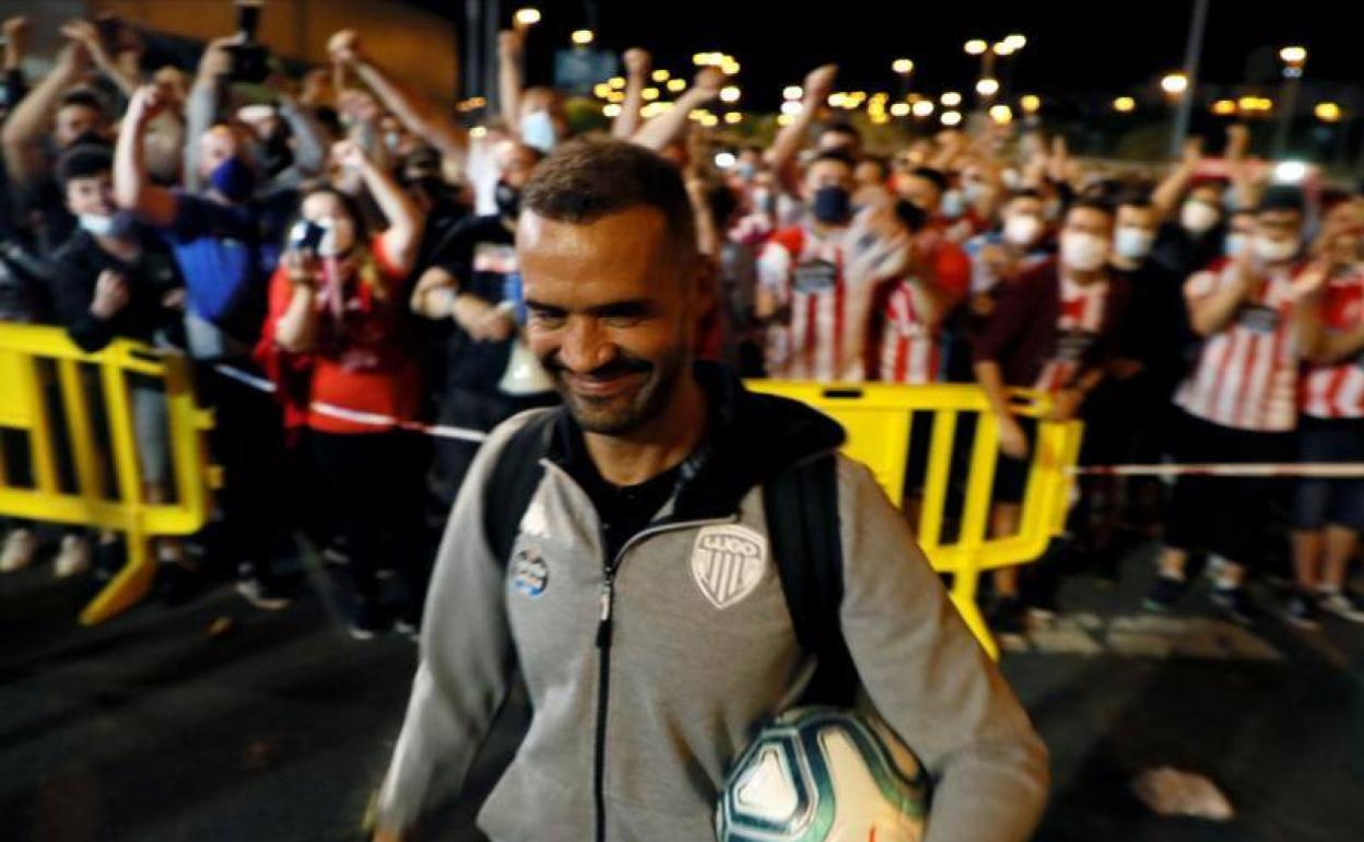 Juanfran abandona sonriente el Anxo Carro el sábado por la noche. 