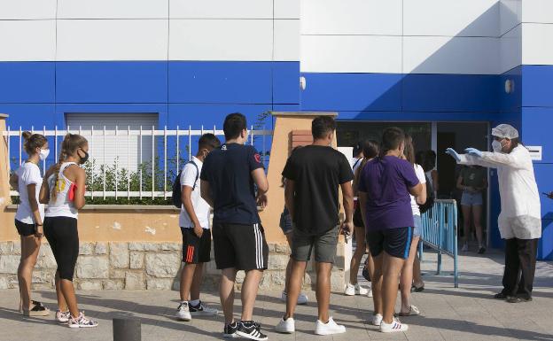 Pruebas masivas a 750 jóvenes valencianos tras los brotes en discotecas