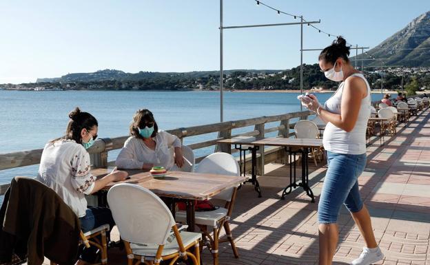 Las recomiendaciones de Sanidad para evitar el contagio en bares, restaurantes o terrazas