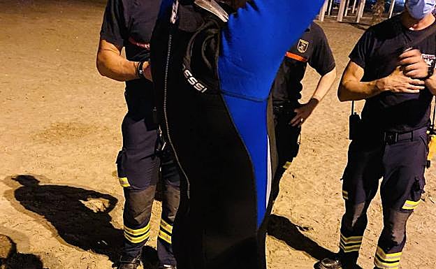 Buscan desde anoche a un nadador al que se perdió la vista cuando intentaba salir del agua en El Postiguet 