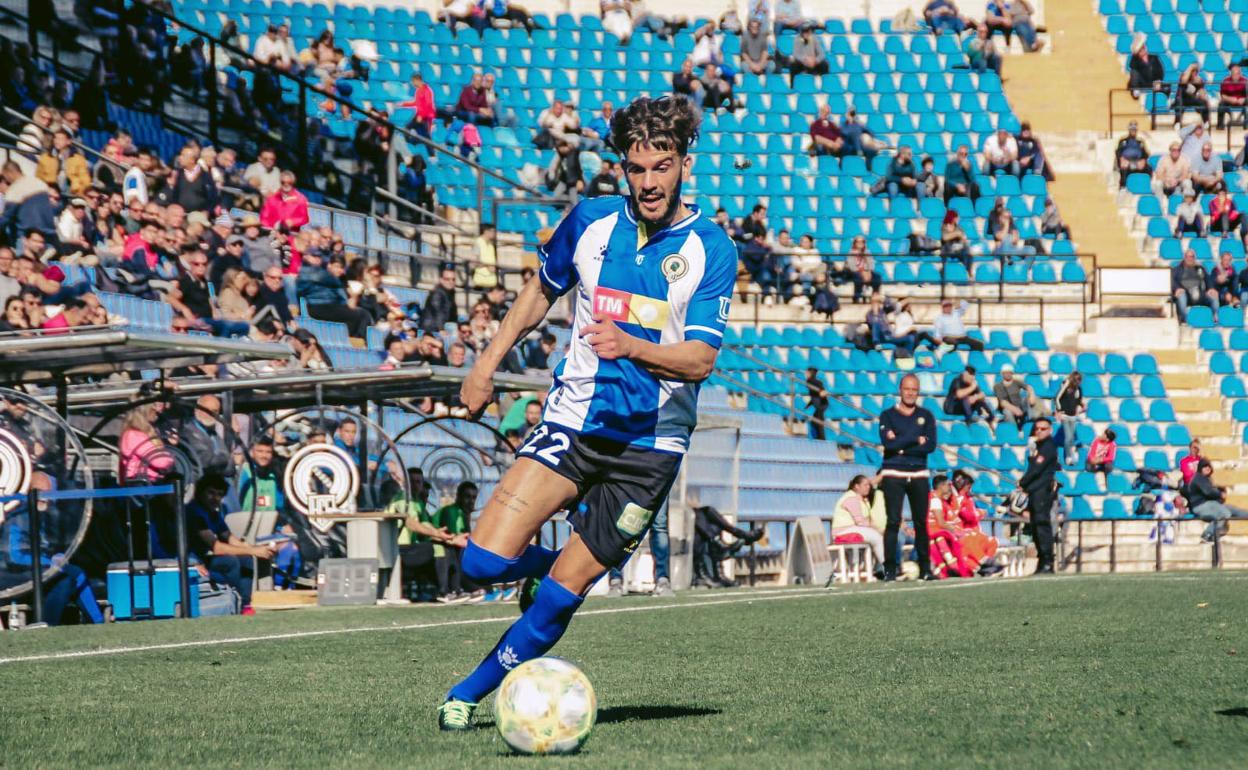 Raúl Ruiz conduce la pelota en un partido de la pasada temporada. 