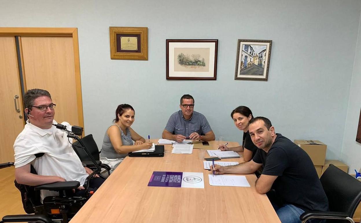 El hasta ahora alcalde, Rubén Rodríguez (al centro), con los ediles socialistas. 