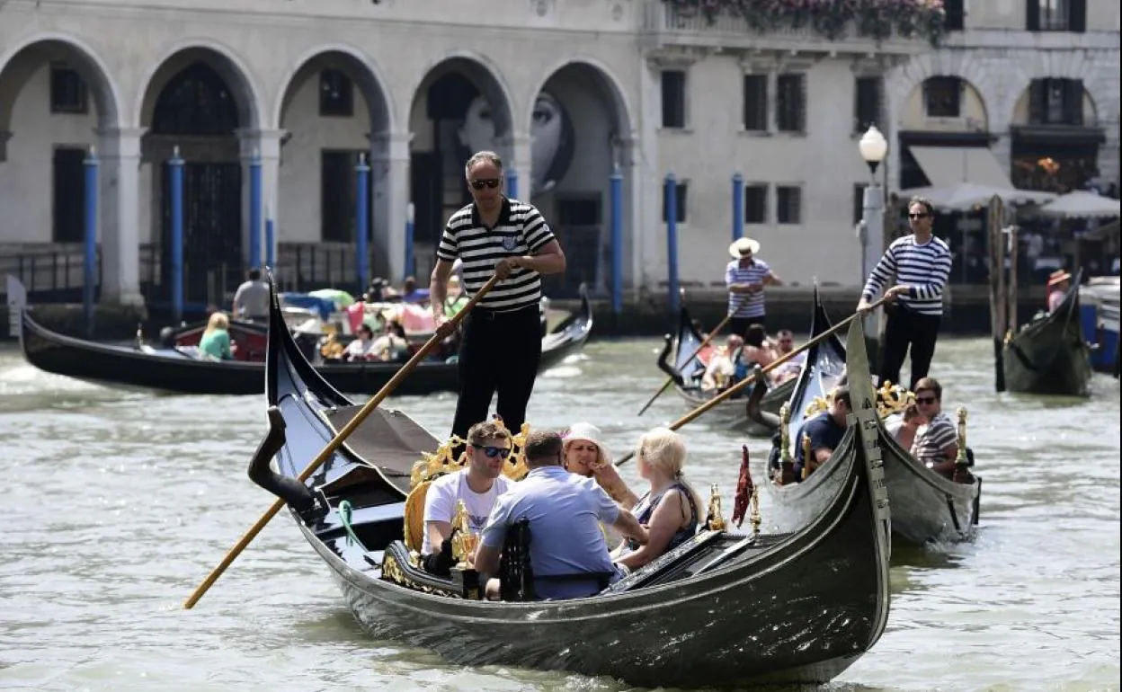 El paseo en góndola por Venecia es una de las actividades turísticas más realizadas.